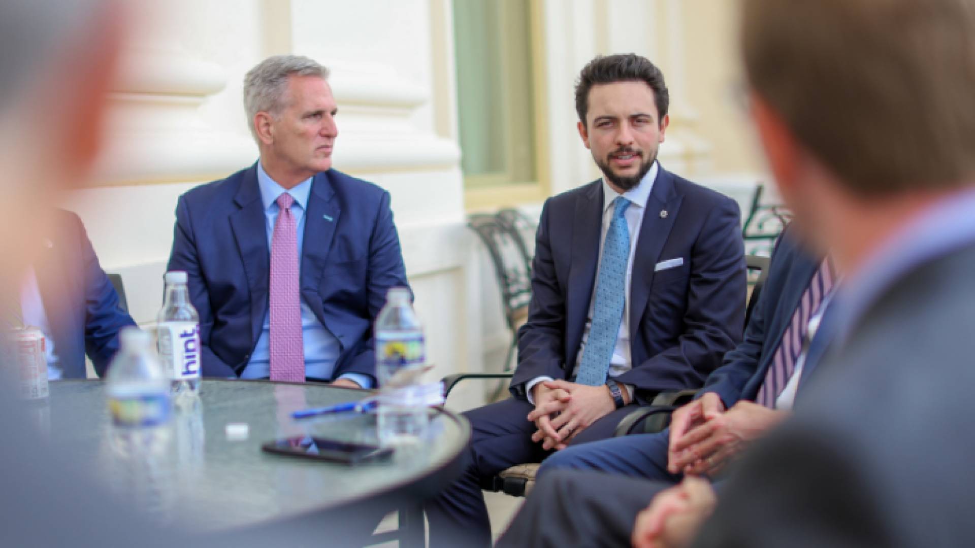 ولي العهد يلتقي بواشنطن رئيس مجلس النواب الأمريكي وأعضاء لجان بالكونغرس