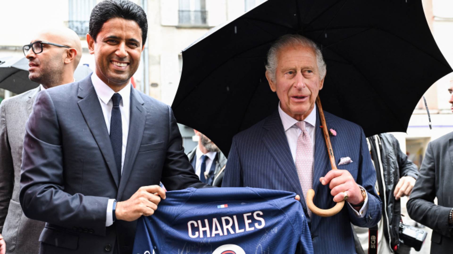 الملك تشارلز يحمل قميص باريس سان جيرمان