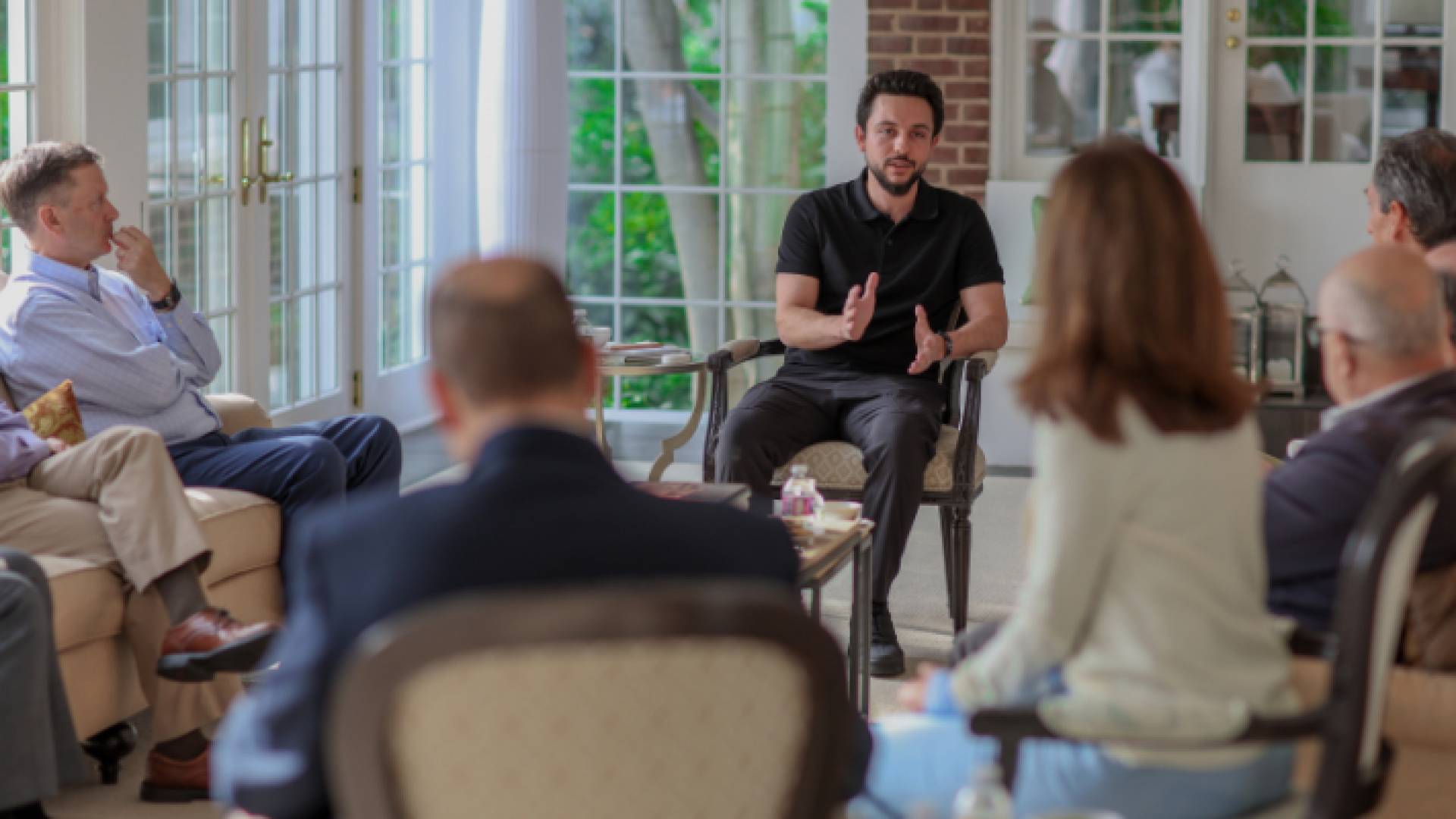 سمو الأمير الحسين بن عبدالله الثاني ولي العهد أثناء لقائه ممثلي مراكز بحثية وفكرية في واشنطن