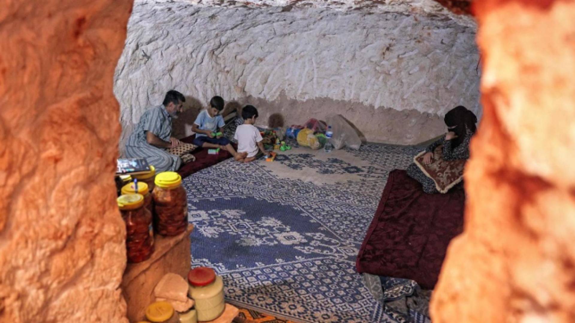 أحمد خليل في ملجأ حفره لحماية عائلته من القصف والتهجير