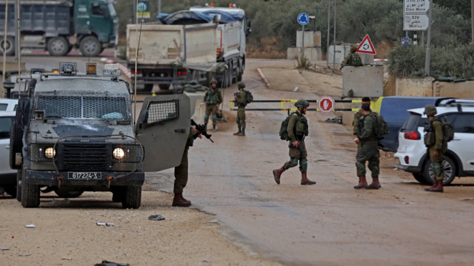 عناصر من قوات الاحتلال الإسرائيلي أمام حاجز عسكري
