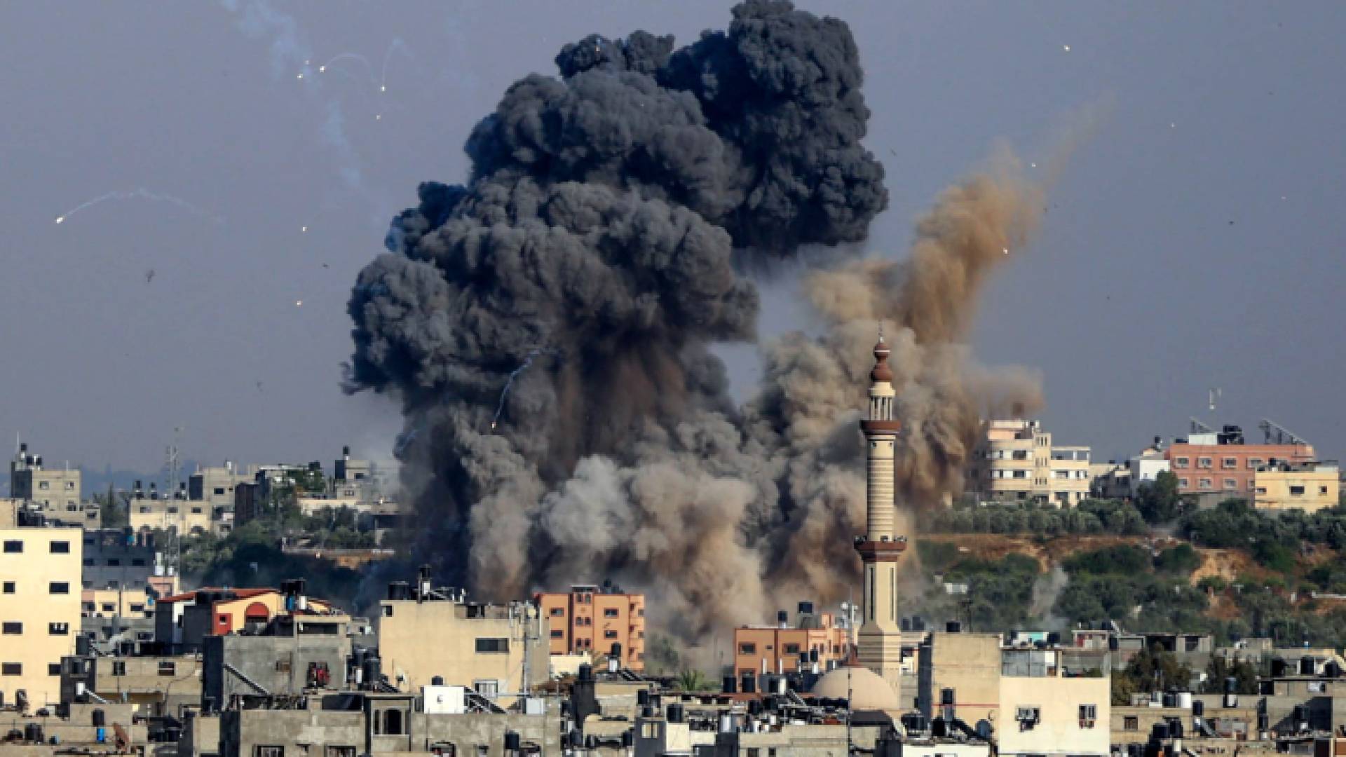 صورة أرشيفية للحظة استهداف أحد المواقع في غزة