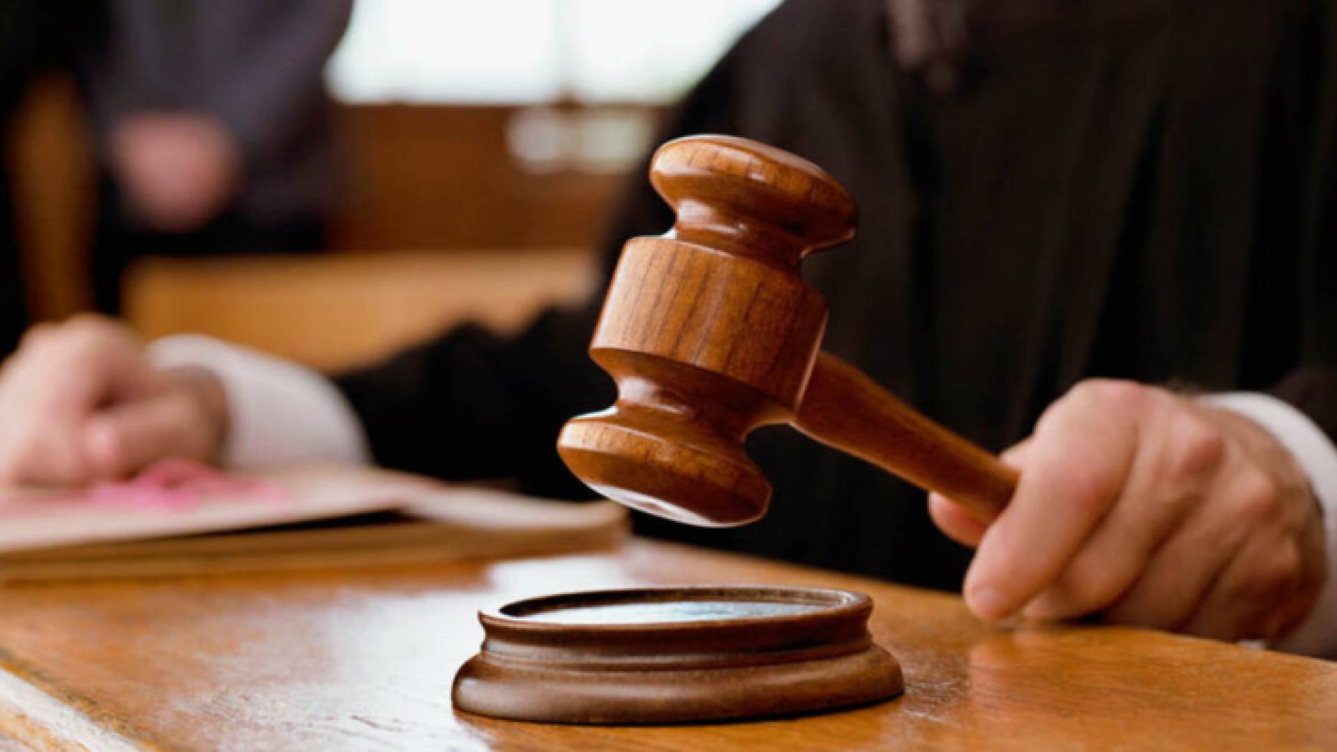 مطرقة قاض وسندان