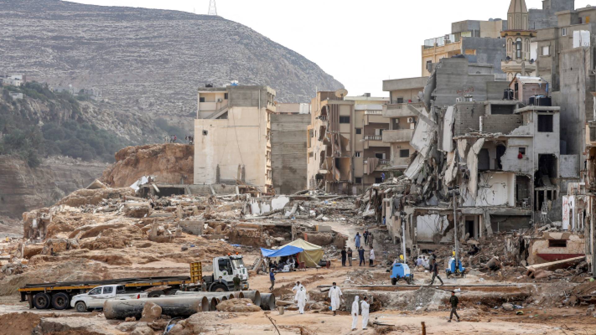 الصورة من أثار الدمار الذي خلفه الفيضانات