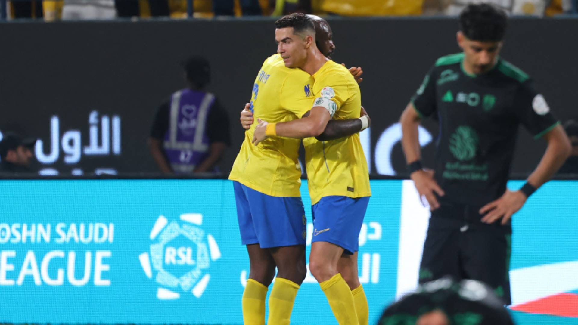 نجوم النصر يحتفلون بهدف