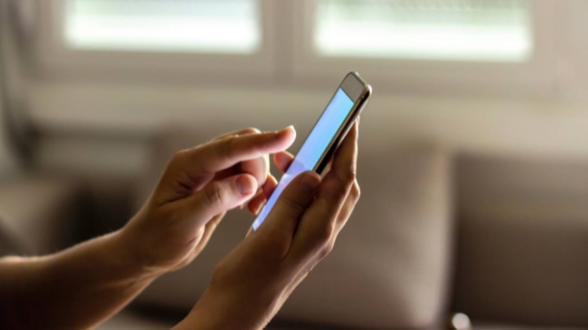 شخص يحمل هاتف ذكي