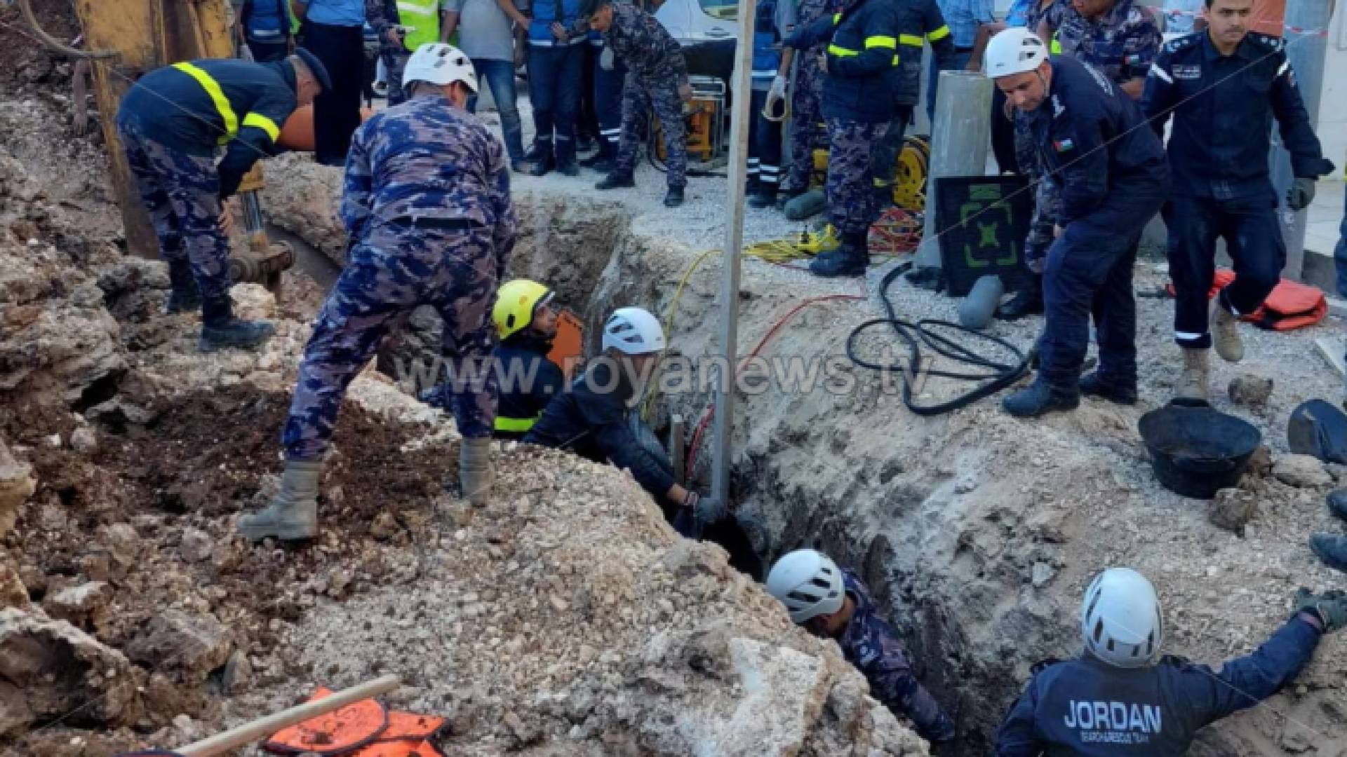 كوادر من الدفاع المدني أثناء تعاملهم مع الانهيار