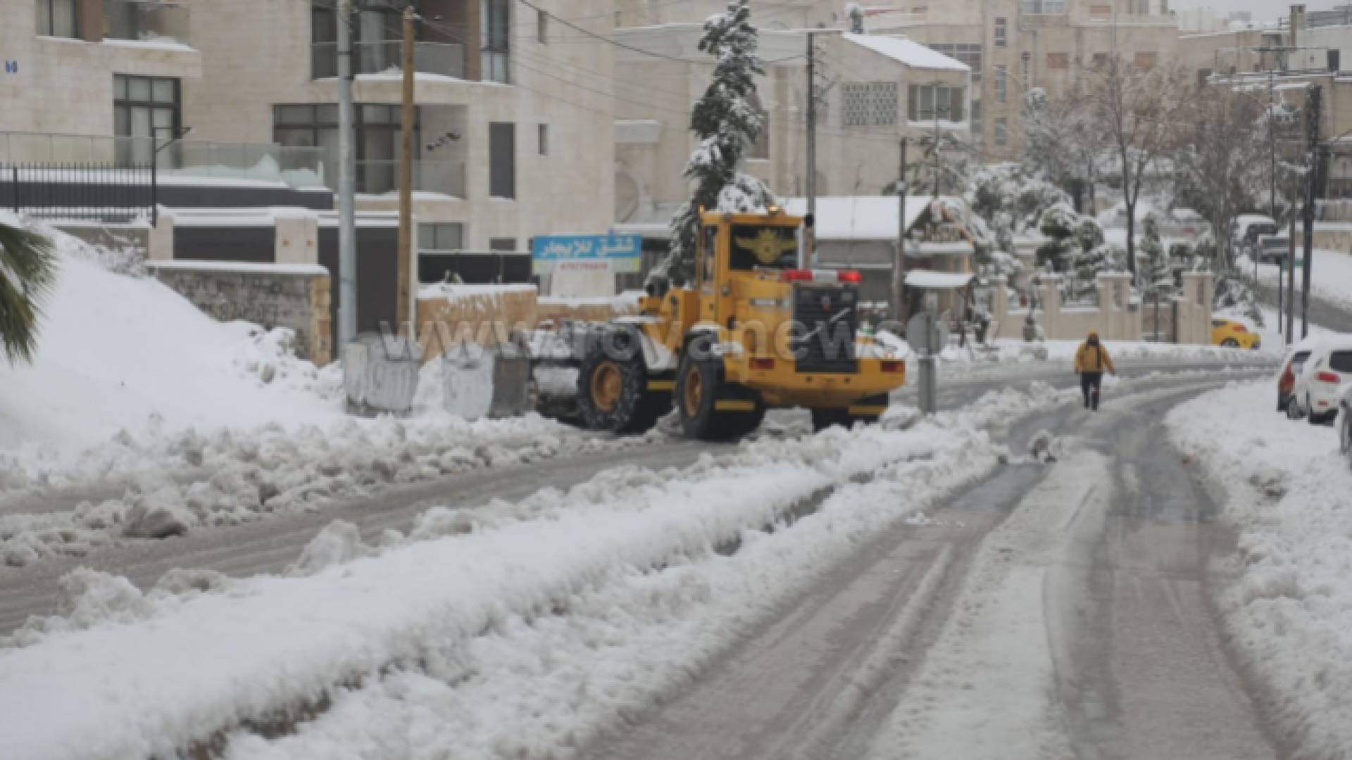 آلية تقوم بإزالة الثلوج من إحدى شوارع العاصمة عمان -أرشيفية