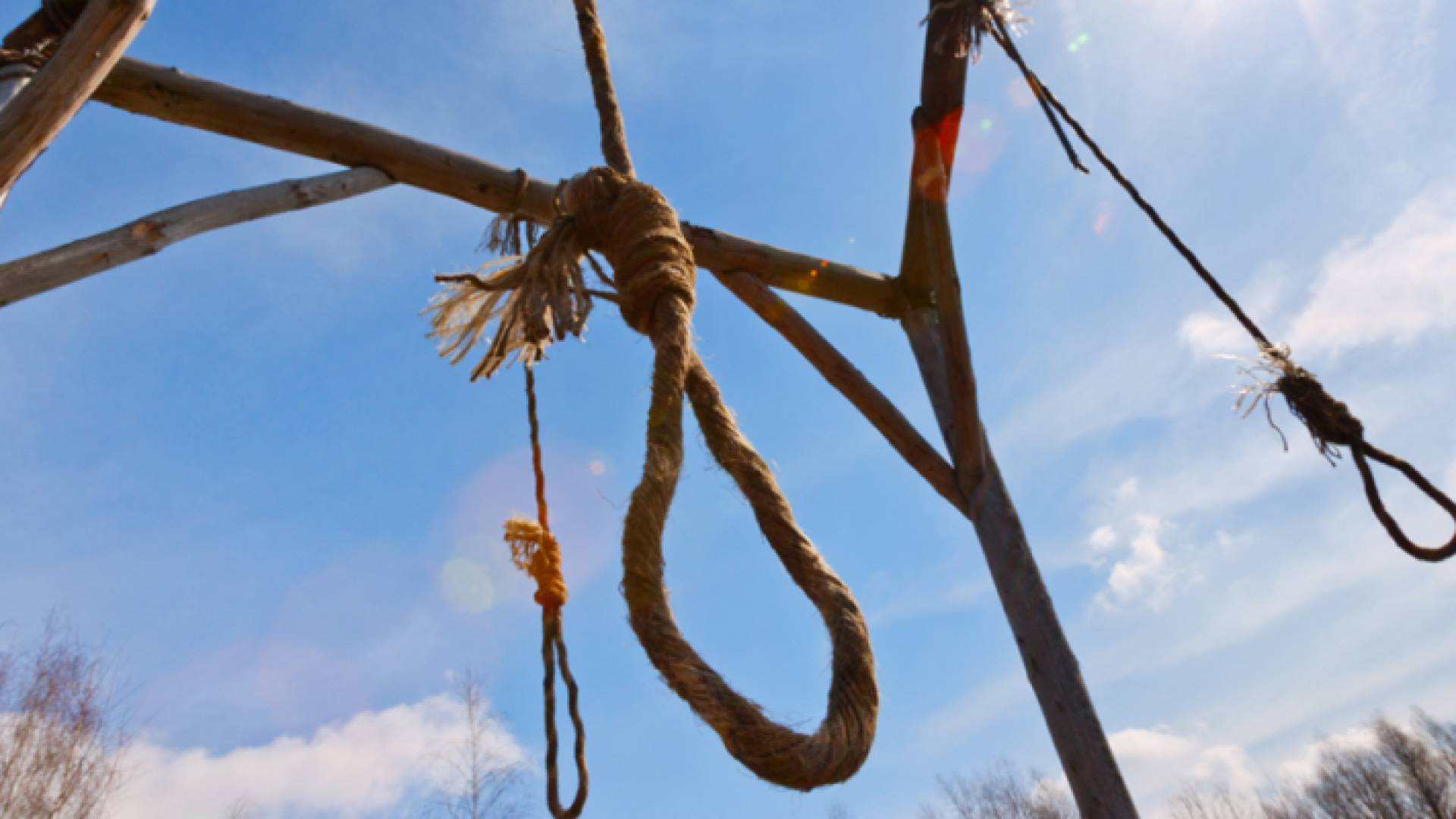 حبل مشنقة معلق "تعبيرية"