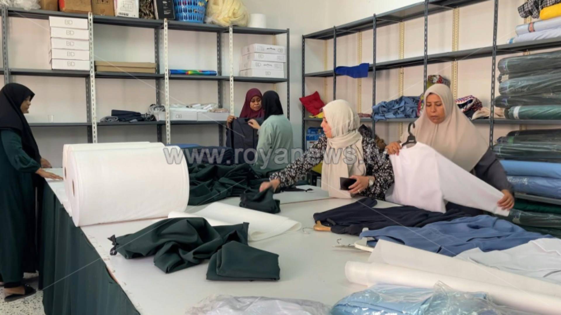 سيدات في طرابلس الليبية يقمن بتصنيع الملابس والأكفان للأشخاص المتضررين جراء فيضان درنة