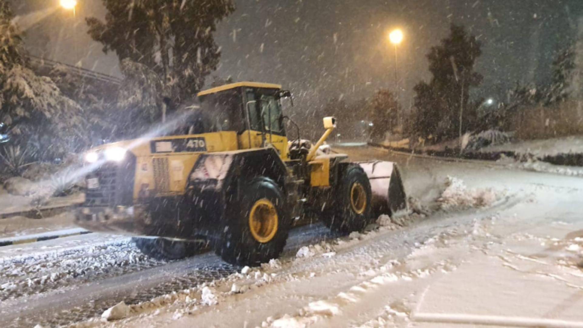 آلية تابعة لوزارة الأشغال تعمل على فتح طريق