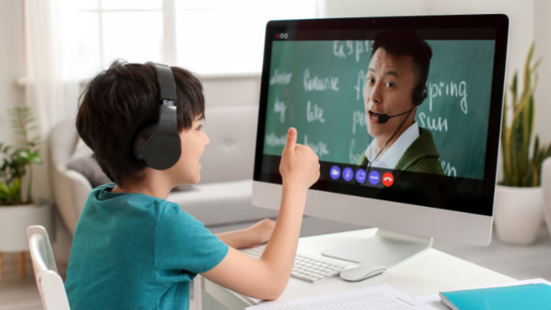 صورة تعبيرية لطلاب يدرس "اون لاين"