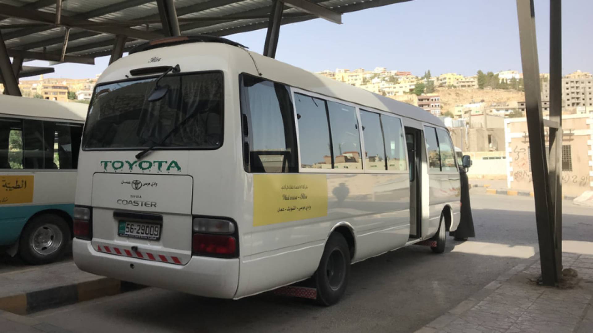 صورة تعبر عن باص نقل عمومي