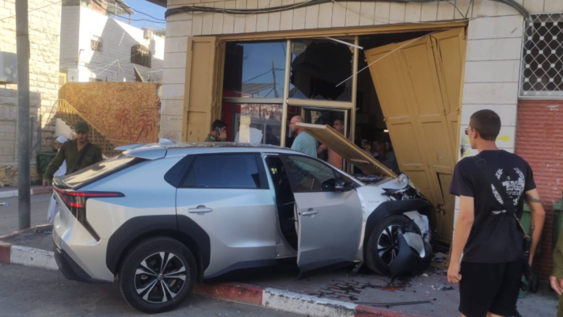 مركبة المستوطن التي اقتحمت المحل التجاري في الخليل