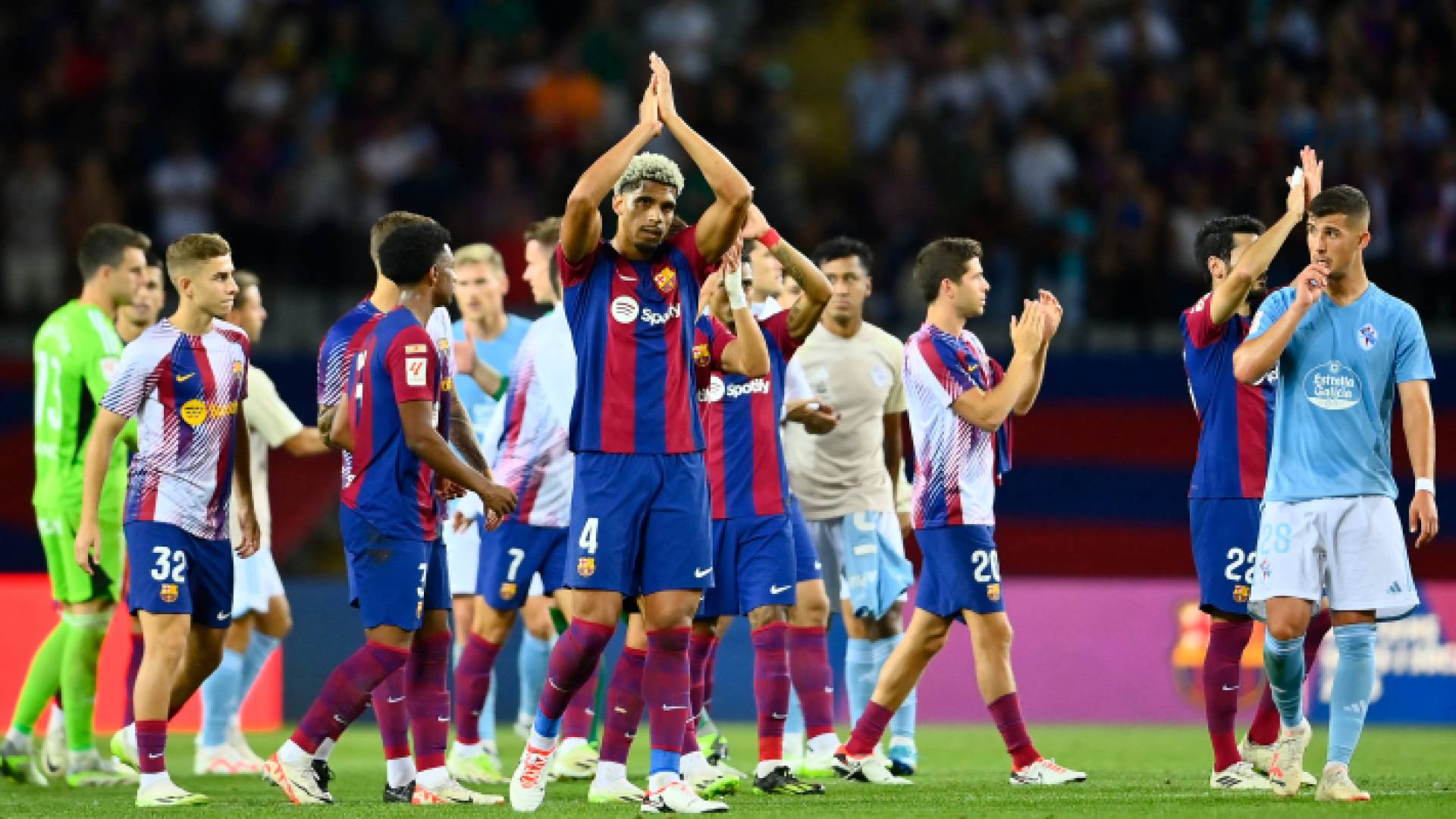 لاعبو برشلونة يحتفلون بعد الفوز