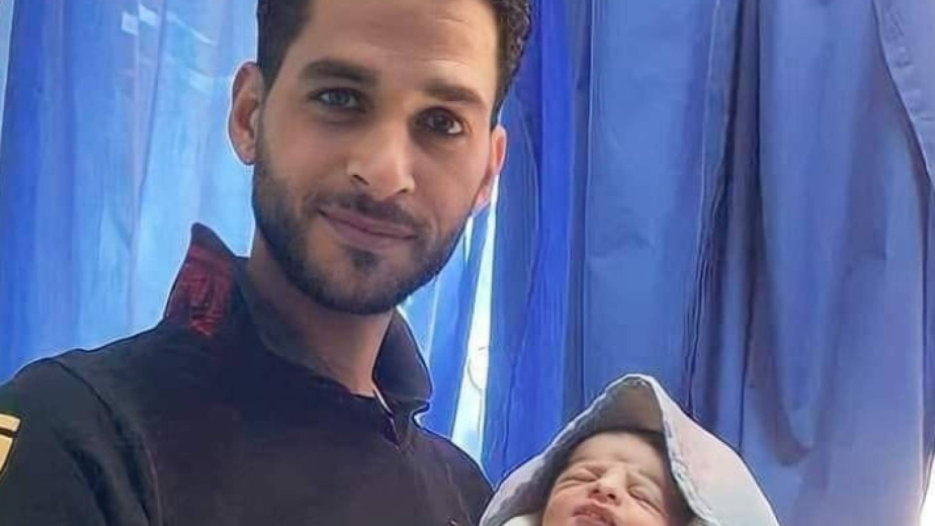 الشاب كمال التلفيتي أصغر جد مع حفيدته