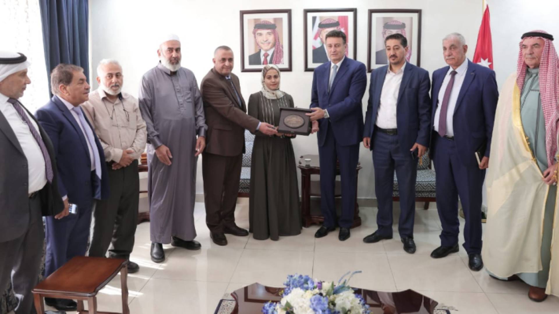 رئيس مجلس النواب أحمد الصفدي يكرم سندس الصيداوي