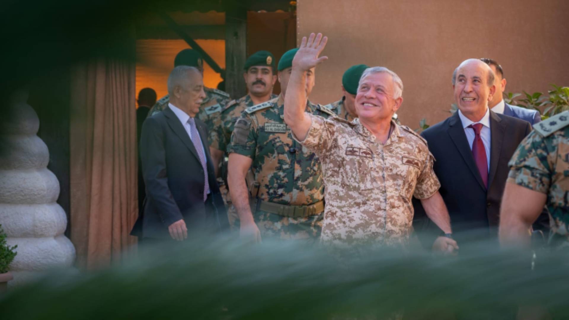 جلالة الملك عبدالله الثاني خلال لقائه شخصيات في منزل الوزير الأسبق عبد اللطيف وريكات