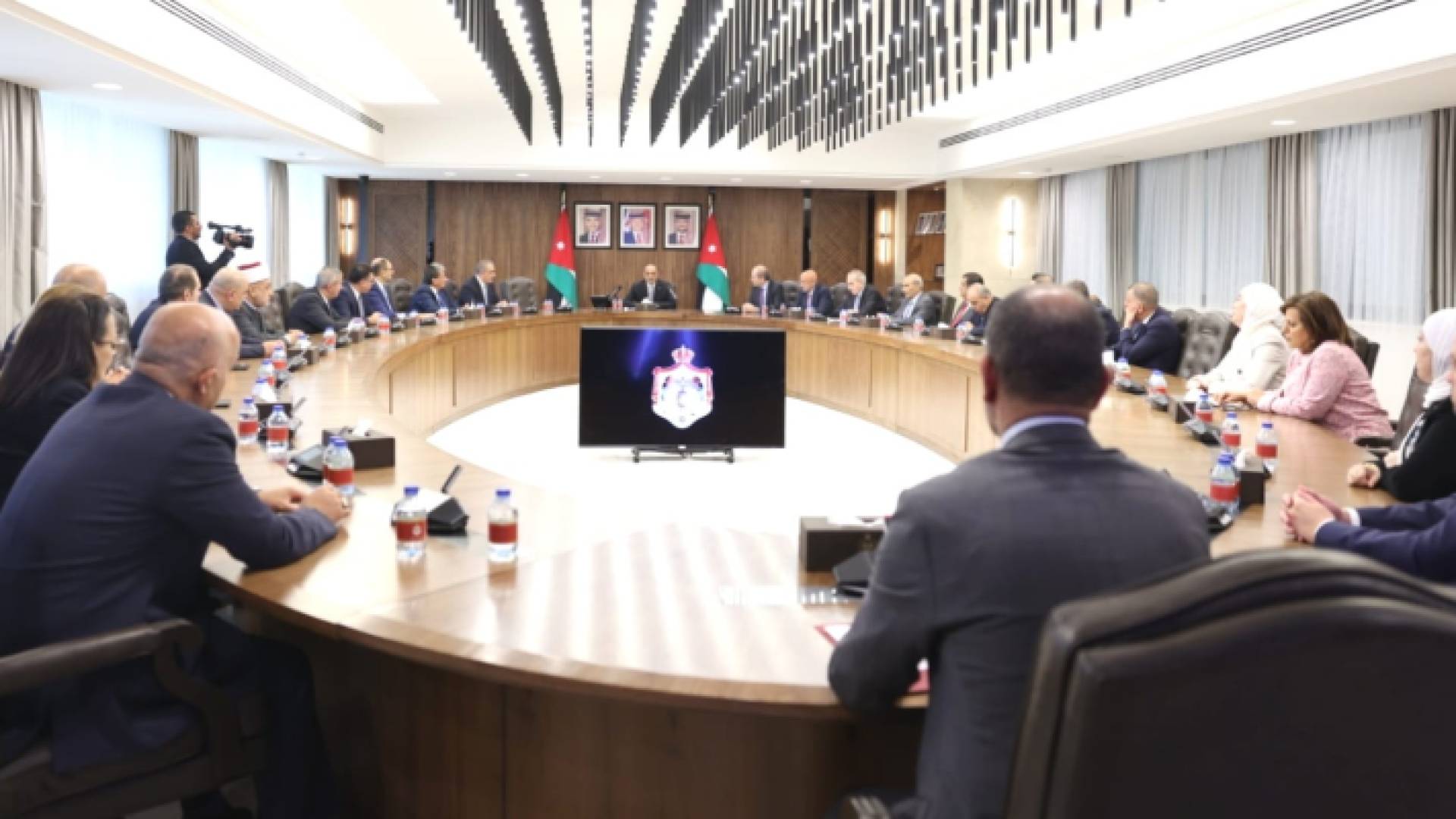 جلسة برئاسة رئيس الوزراء الخصاونة عقب الموافقة على إجراء تعديل على الحكومة