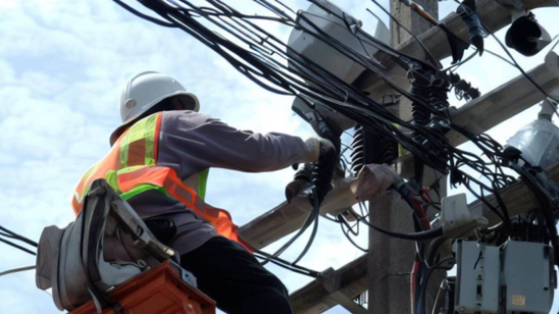 عاملون في مجال الكهرباء