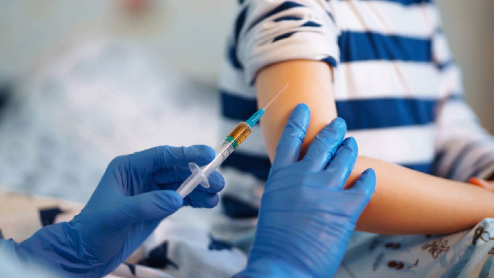 صورة أرشيفية لتطعيم طفل