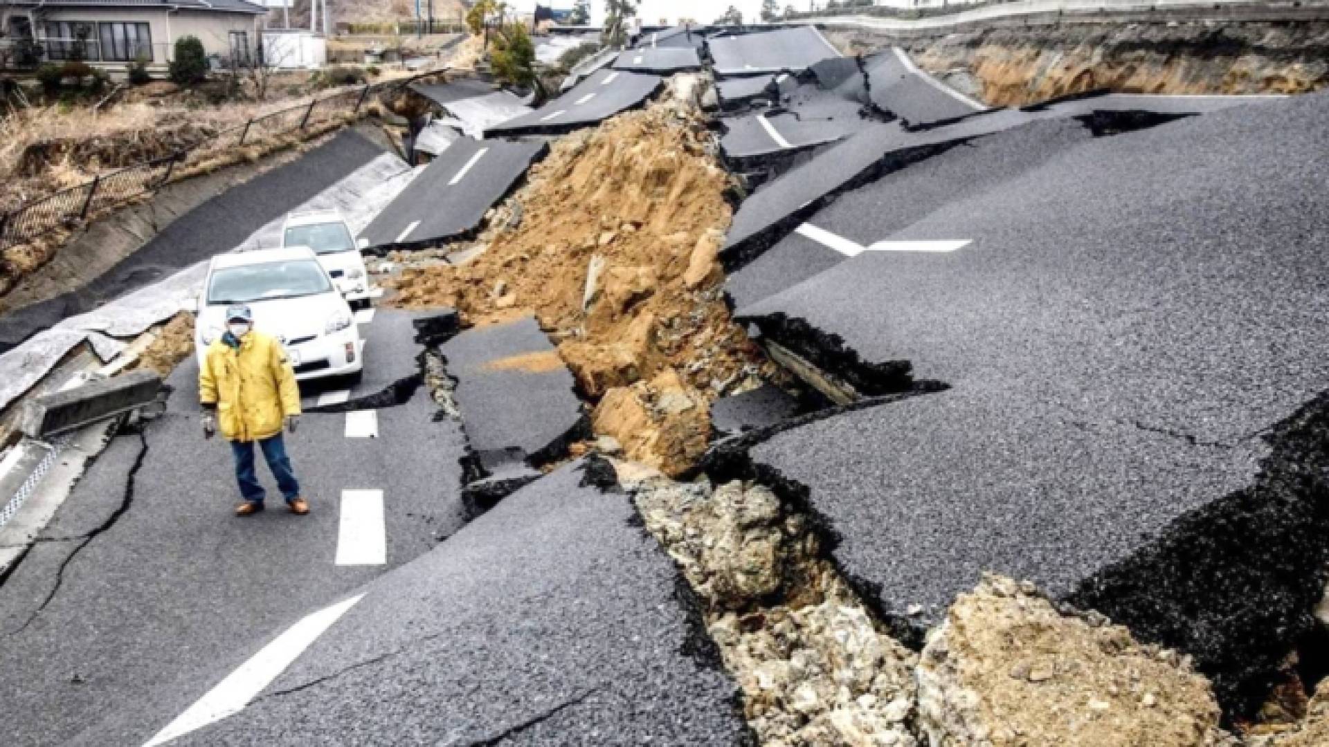آثار زلزال قوي "أرشيفية"