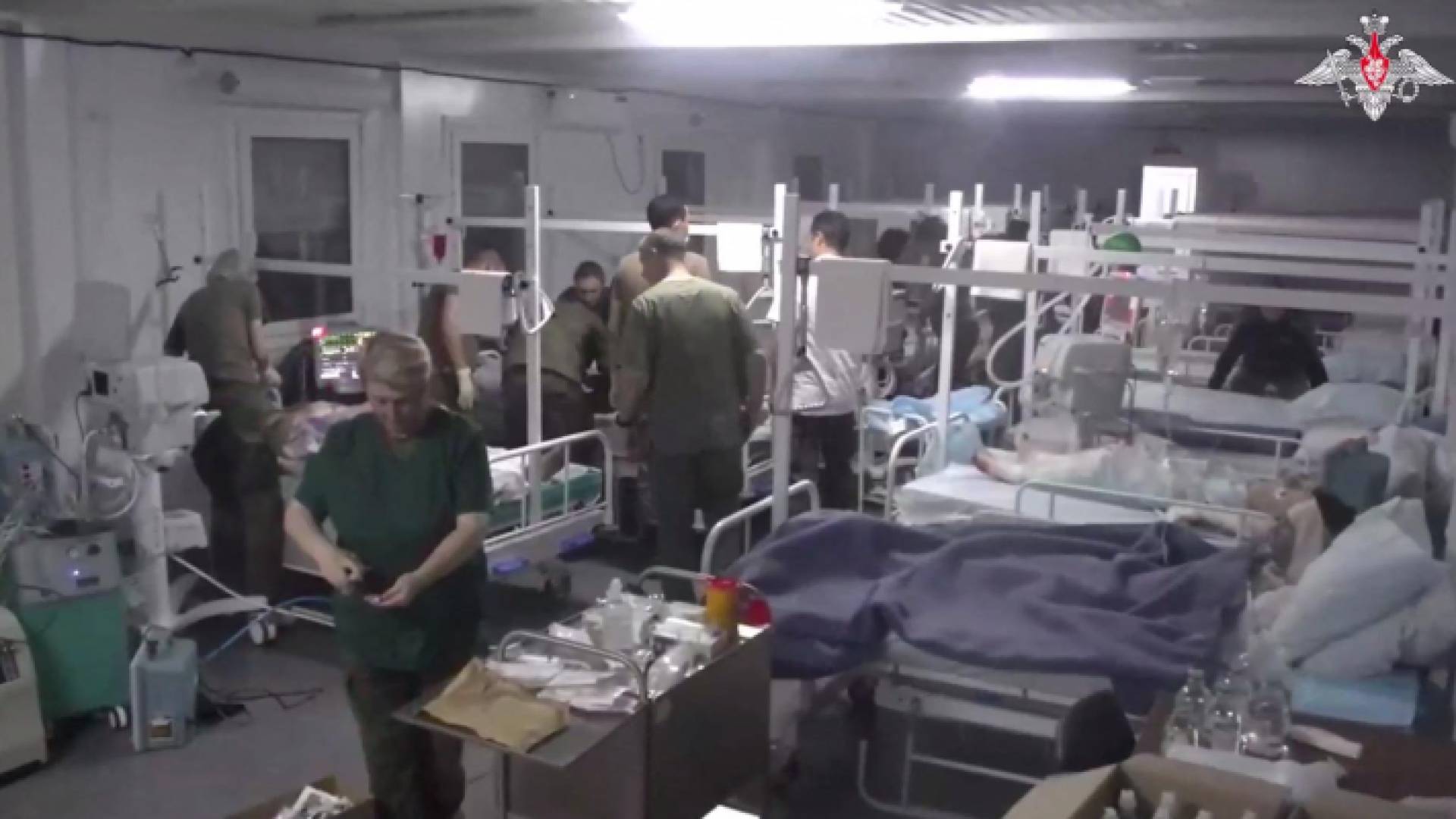 مسعفون يساعدون الجرحى