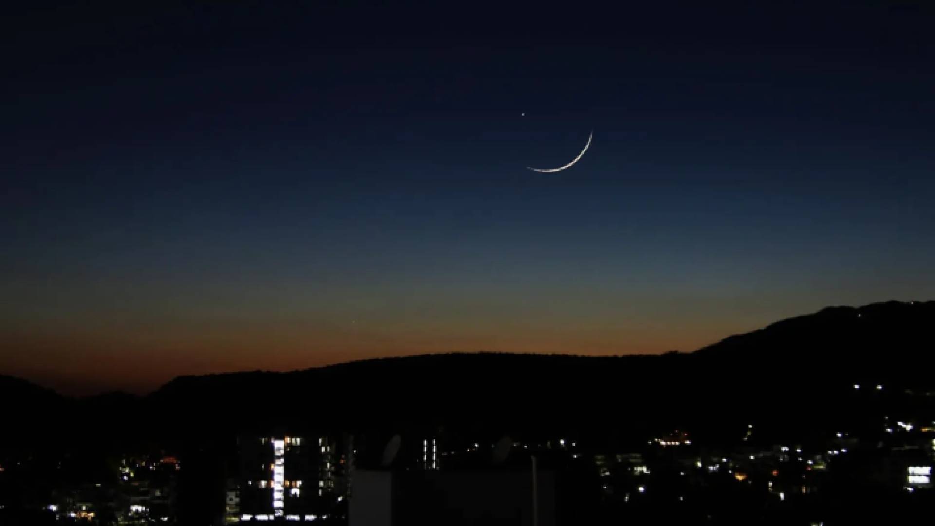 صورة تعبيرية لهلال يتوسط السماء