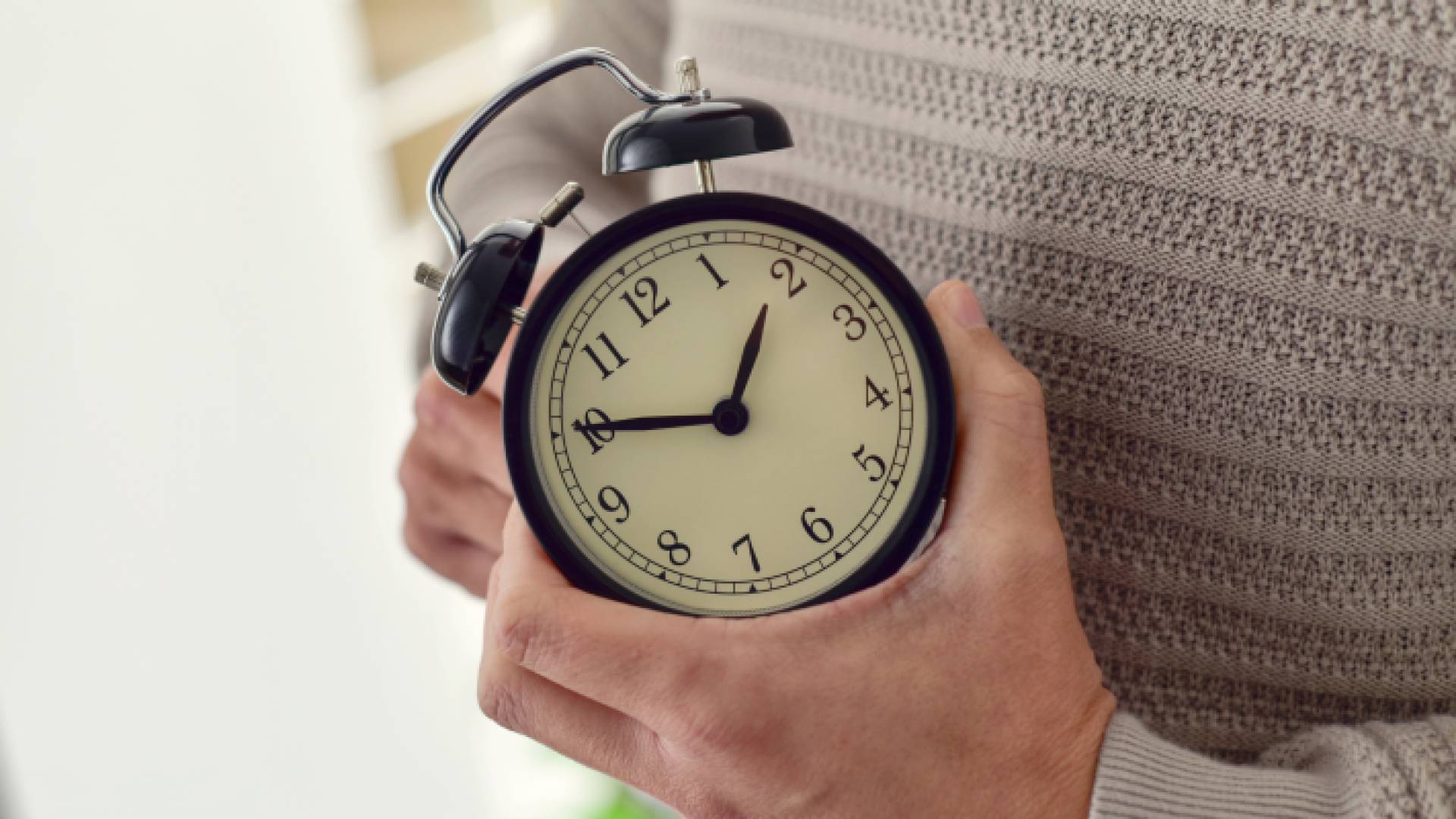 صورة تعبيرية لشخص يعدل التوقيت