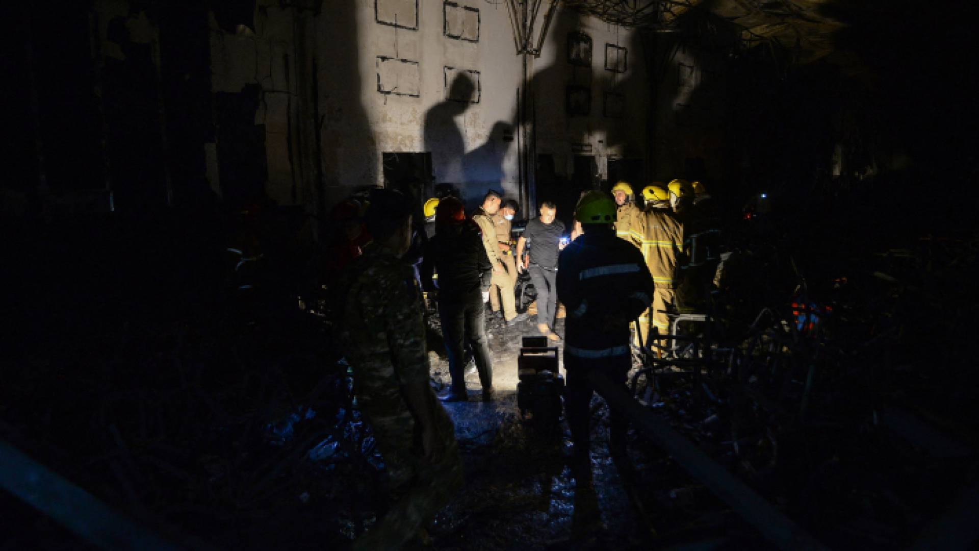 السلطات العراقية عقب حريق في حفل زفاف نينوى