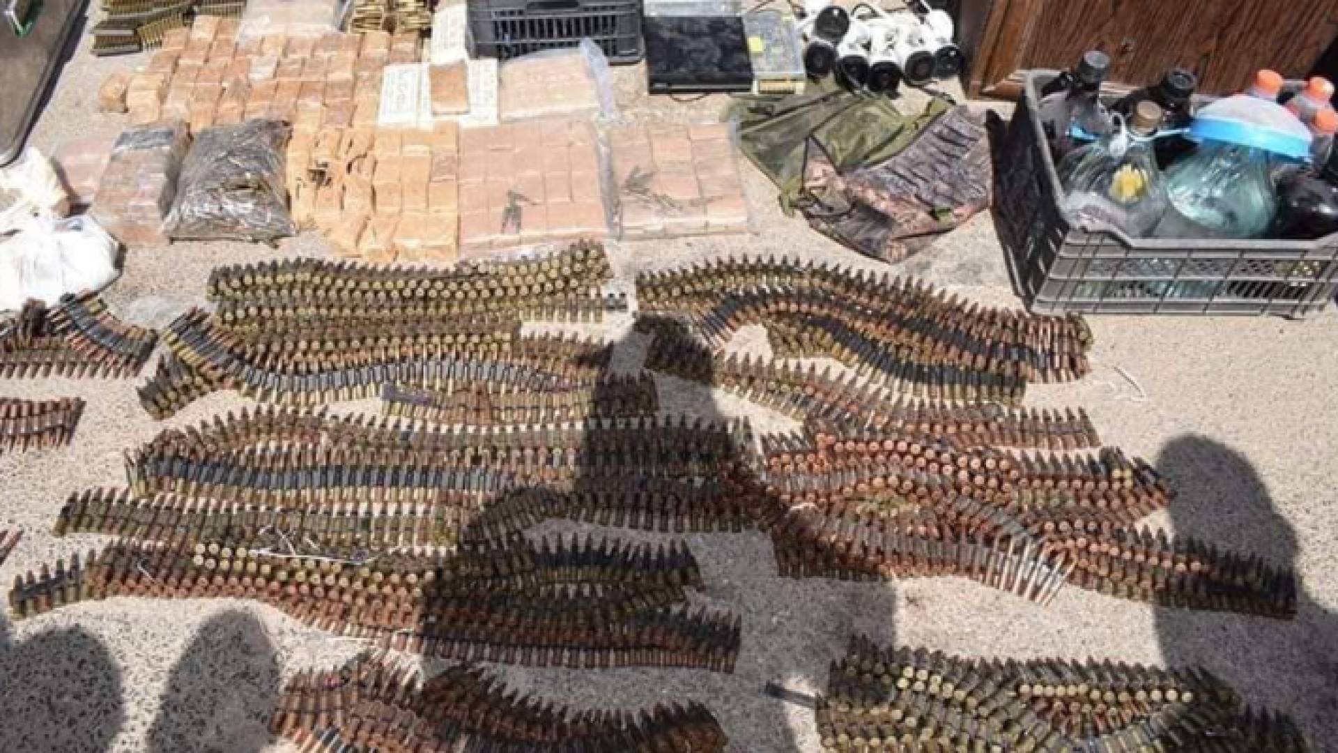 جانب من الأسلحة التي ضبطها الجيش اللبناني