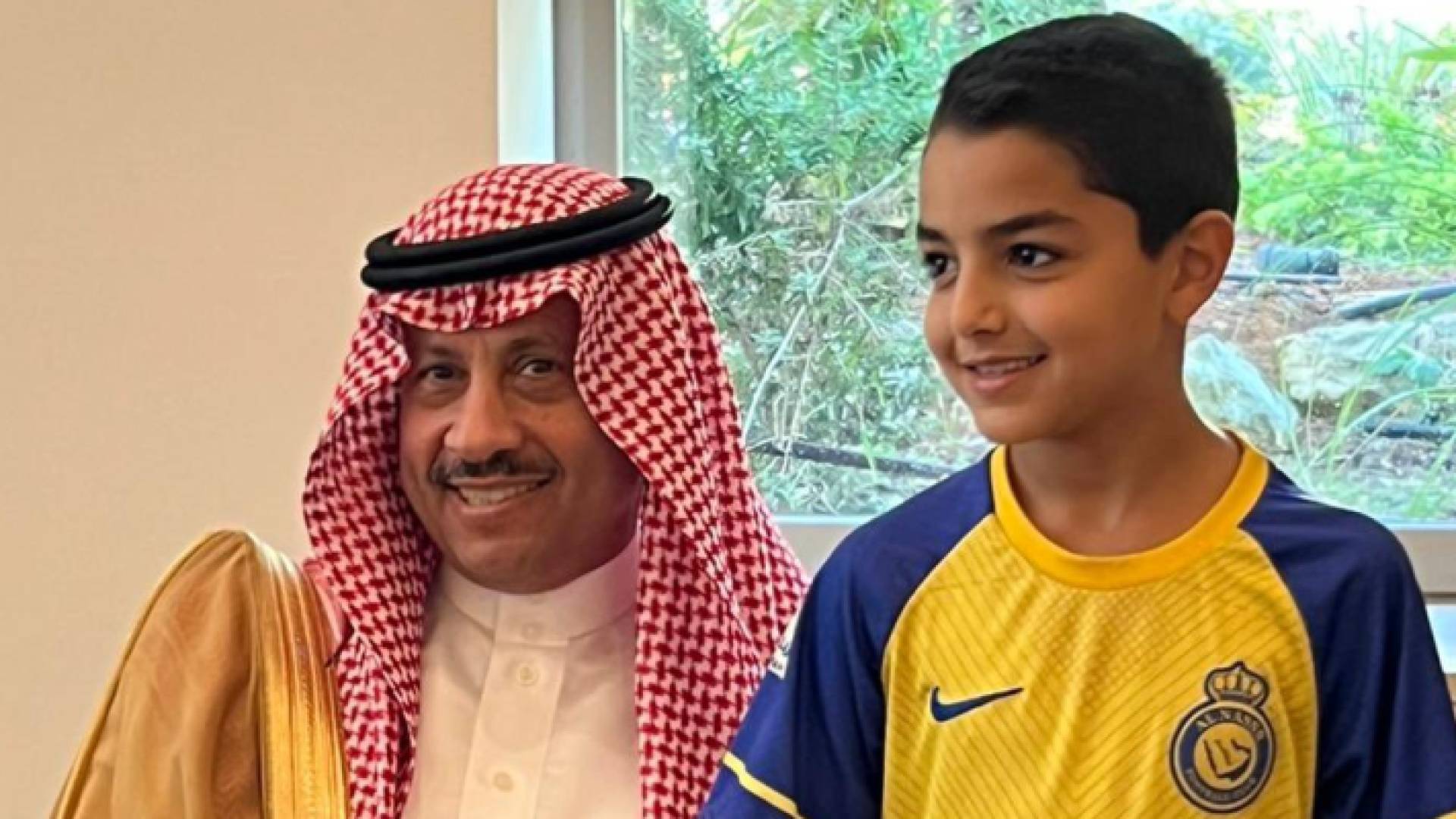 صورة لمقابلة السفير السعودي مع الطفل الفلسطيني