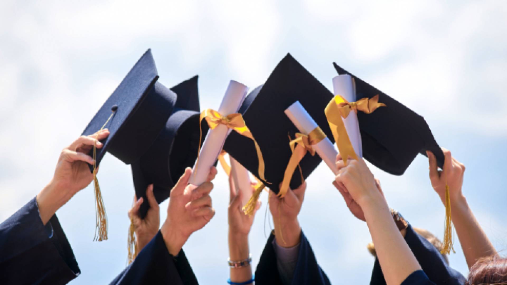 صورة تعبيرية لطلبة حصلوا على منح دراسية