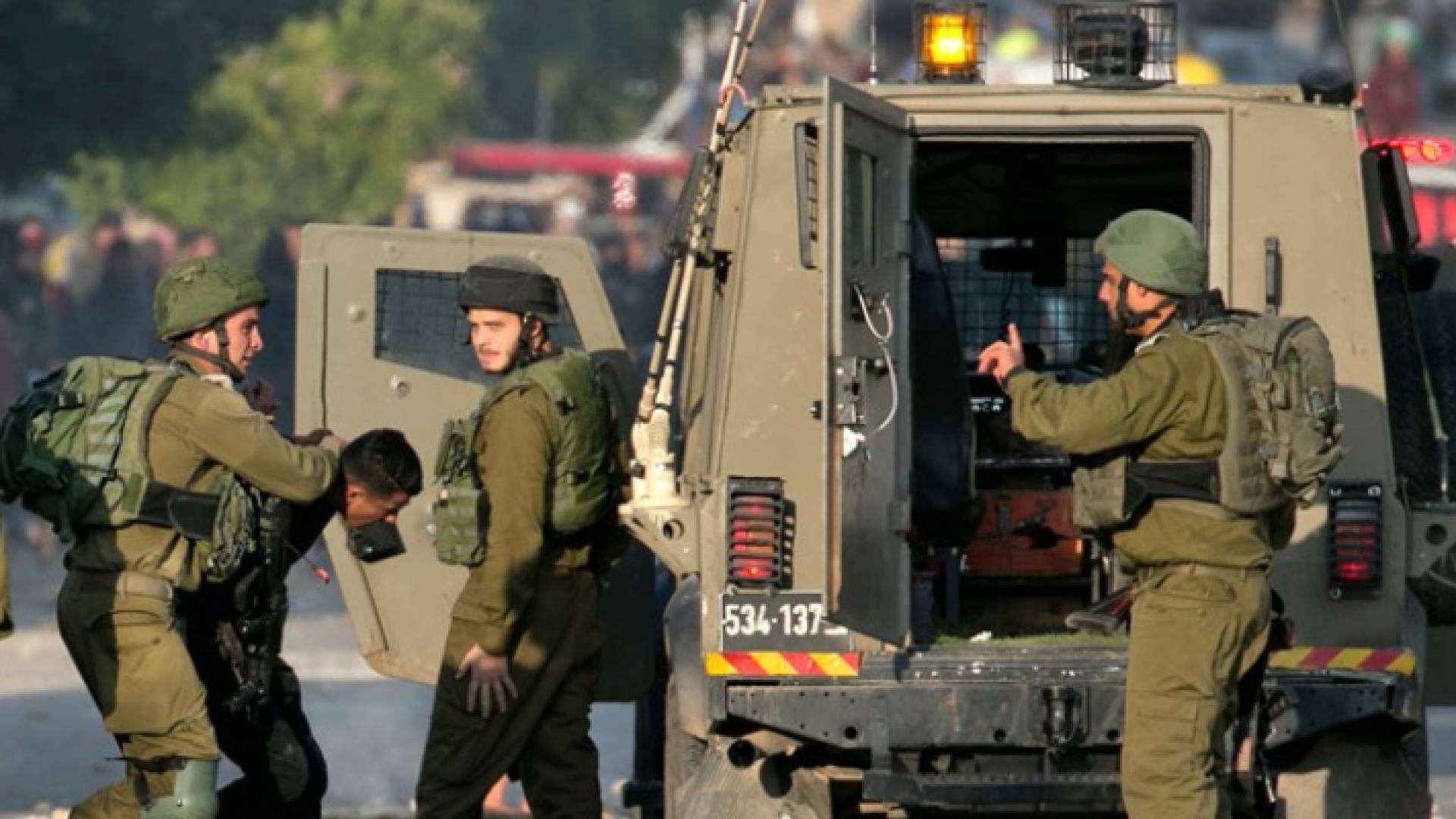 صورة أرشيفية لعناصر من قوات الاحتلال الإسرائيلي أثناء اعتقال فلسطيني