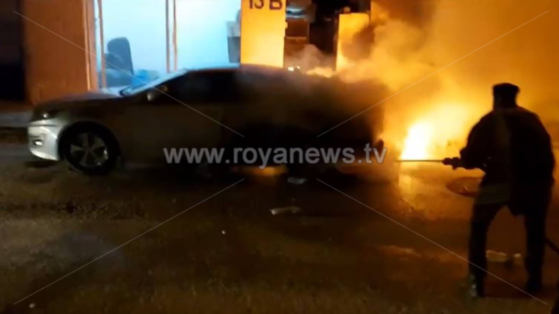 الصورة خلال إخماد الحريق في المركبة