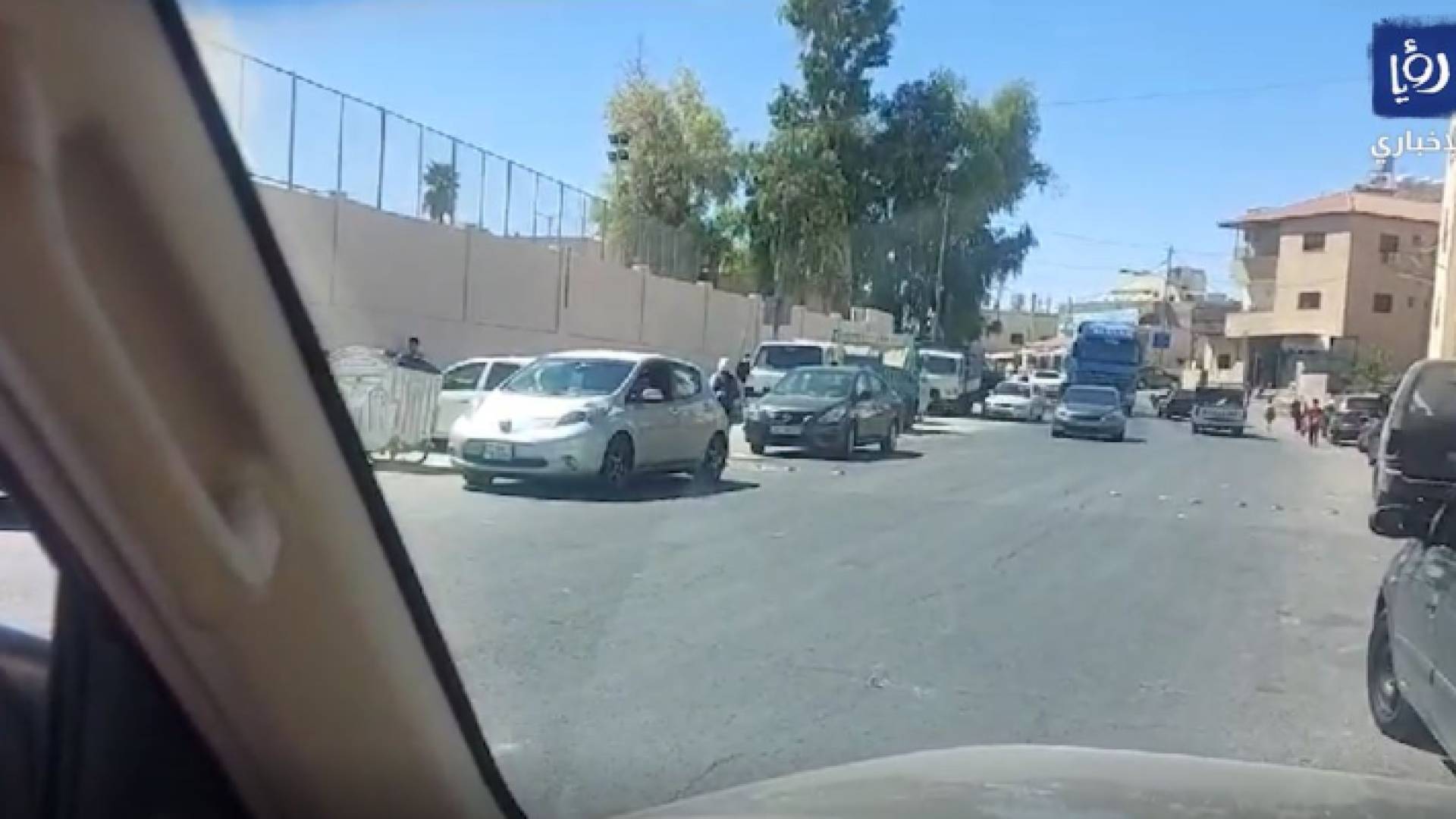 صورة من أمام المدرسة