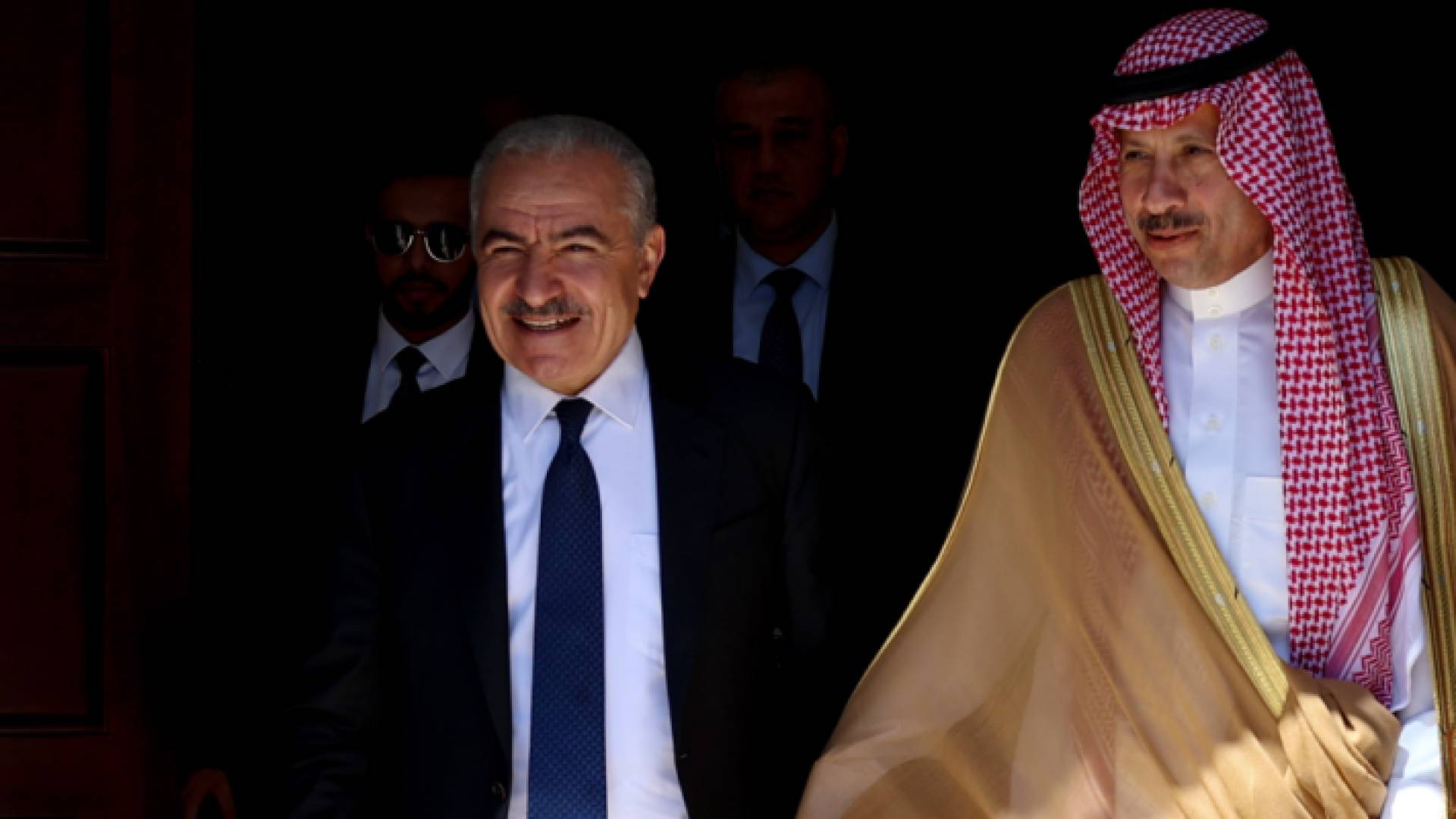 رئيس الوزراء الفلسطيني لدى استقباله سفير السعودية لدى فلسطين