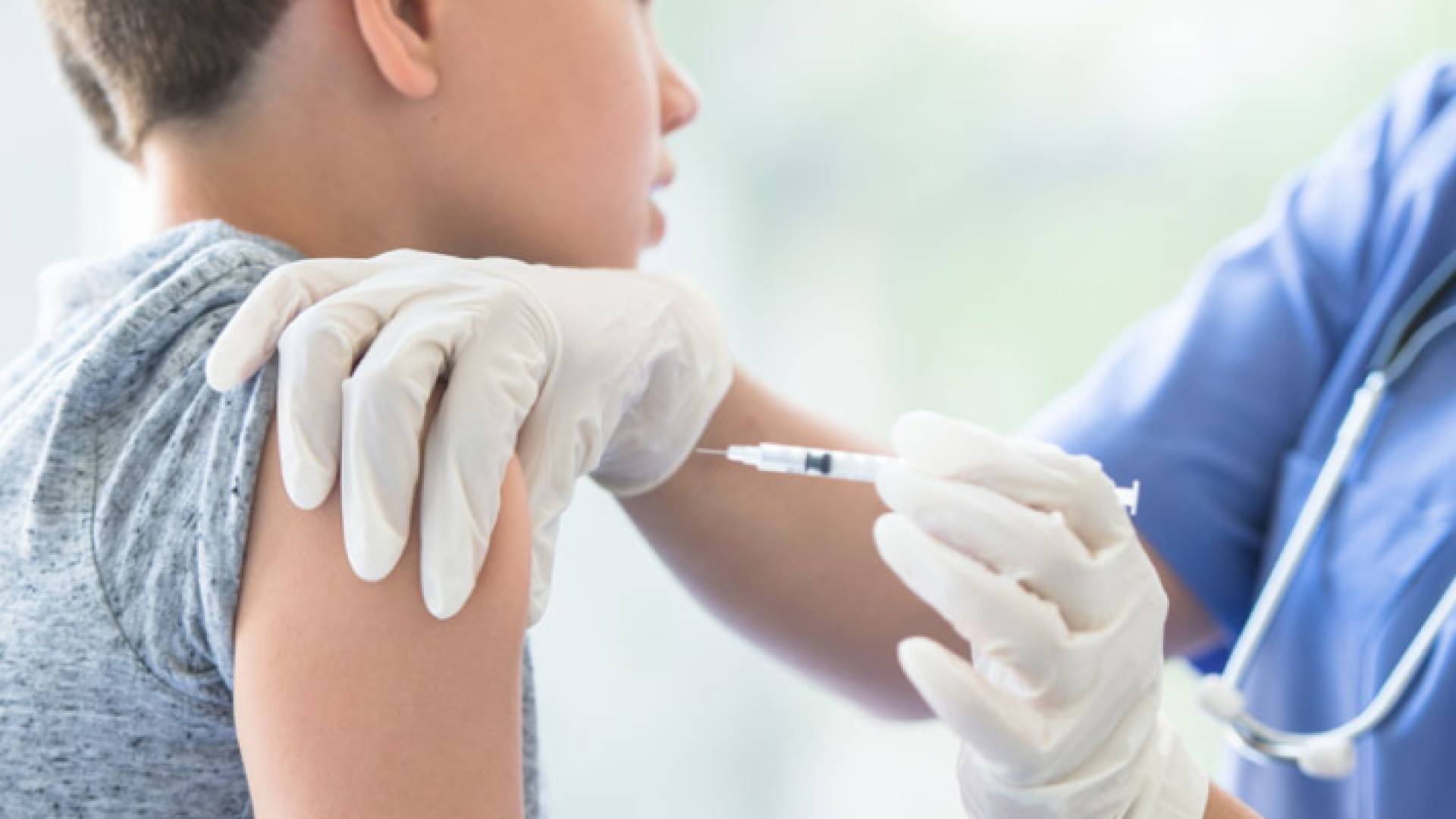 طفل يتلقى مطعوم "تعبيرية"