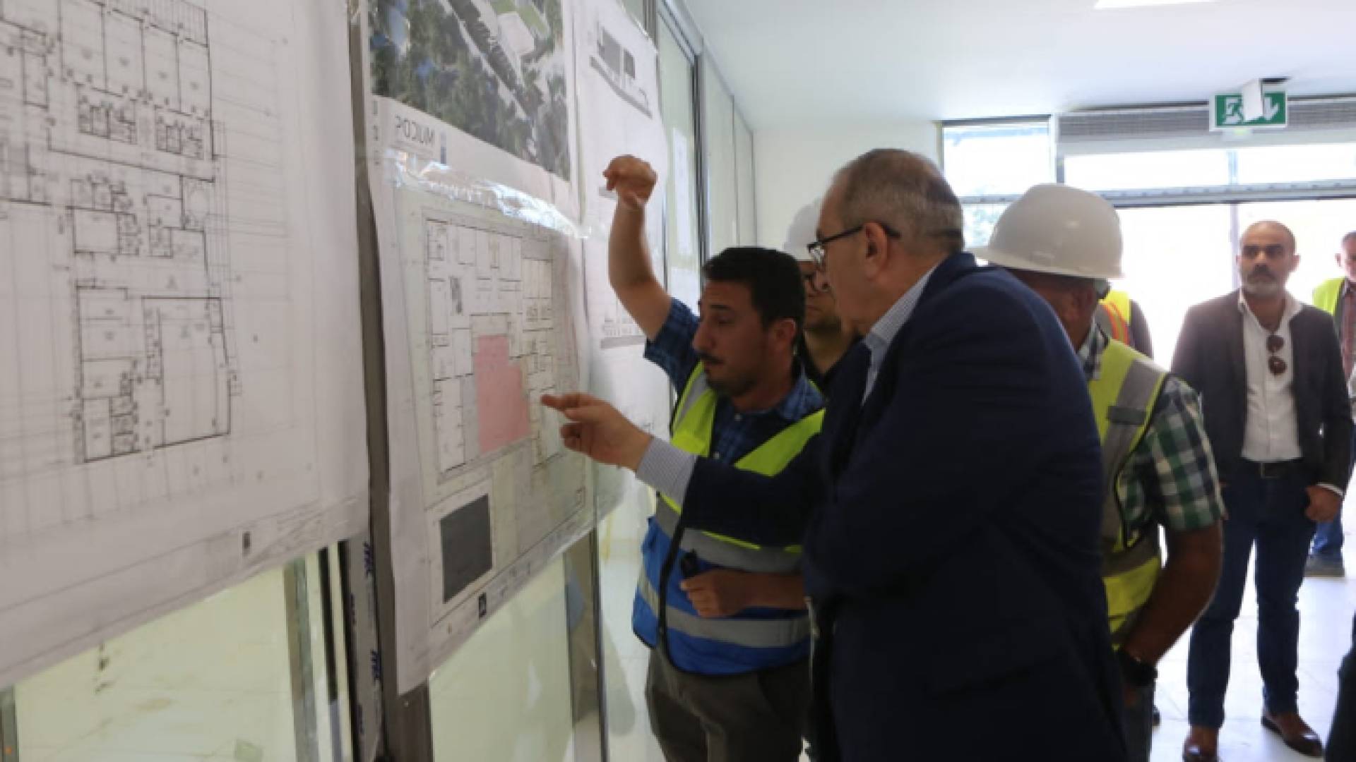 وزير الأشغال العامة خلال تفقده مشروع مستشفى الأميرة بسمة في إربد