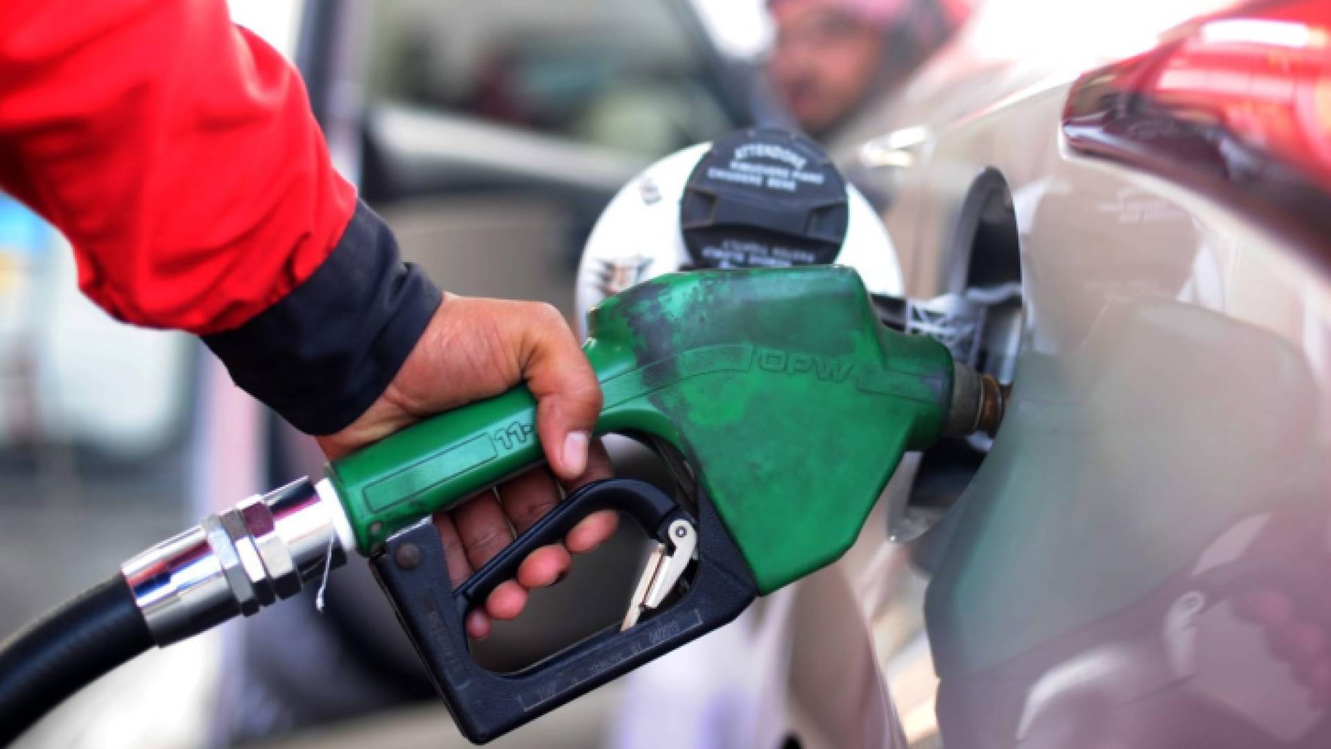 شخص يعبئ مركبته بالمحروقات