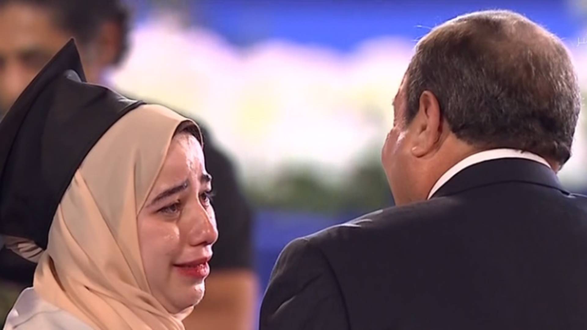 الطالبة الجامعية غادة عبد الله أثناء لقائها بالرئيس المصري محمد السيسي