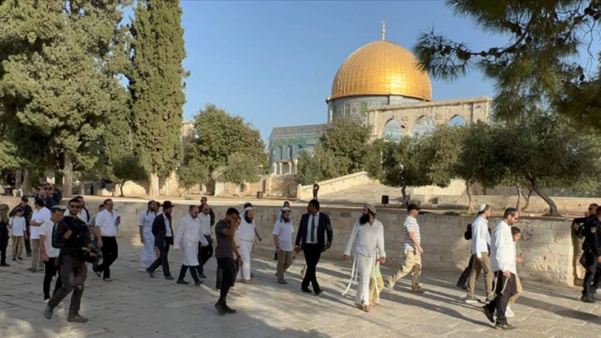 مستوطنون خلال اقتحامهم باحات المسجد الأقصى