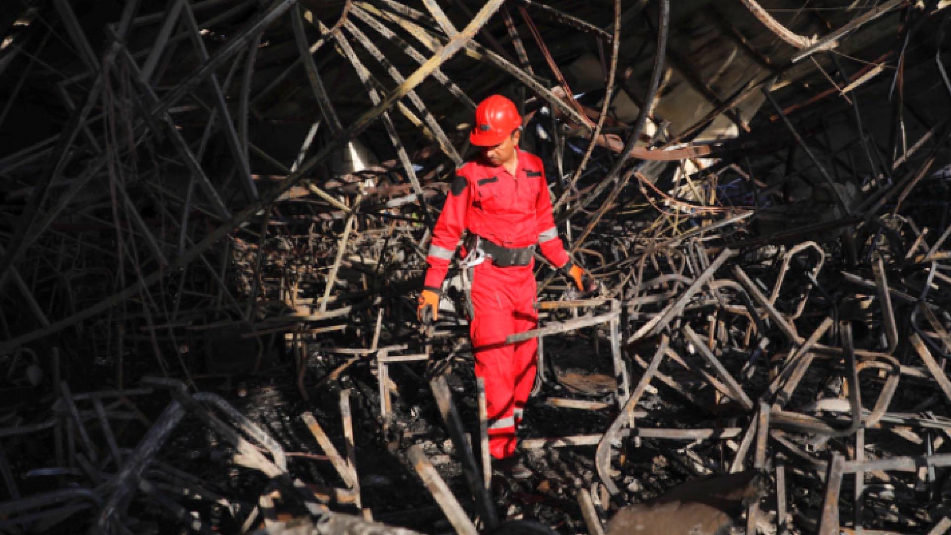 أحد عناصر الدفاع المدني العراقي عقب حريق الحمدانية