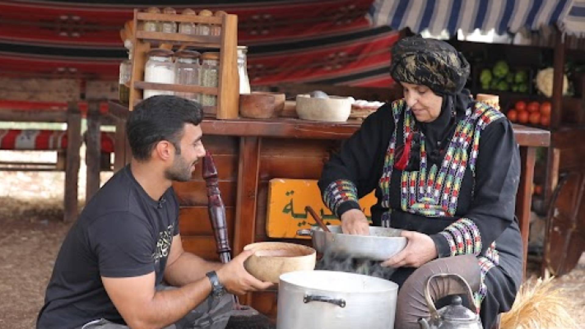 الزميل محمد الفاعوري أثناء لقاء إحدى السيدات في الرمثا