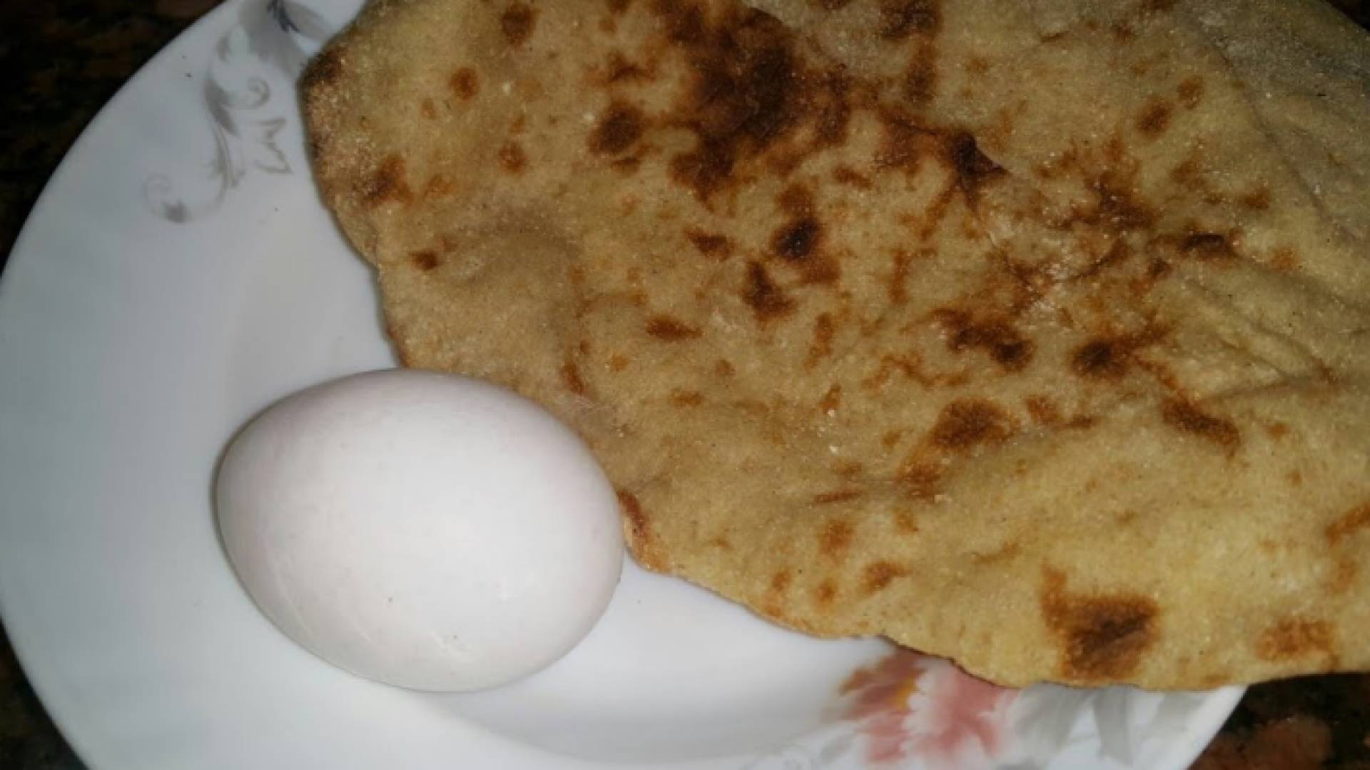 بيضة ورغيف "تعبيرية"