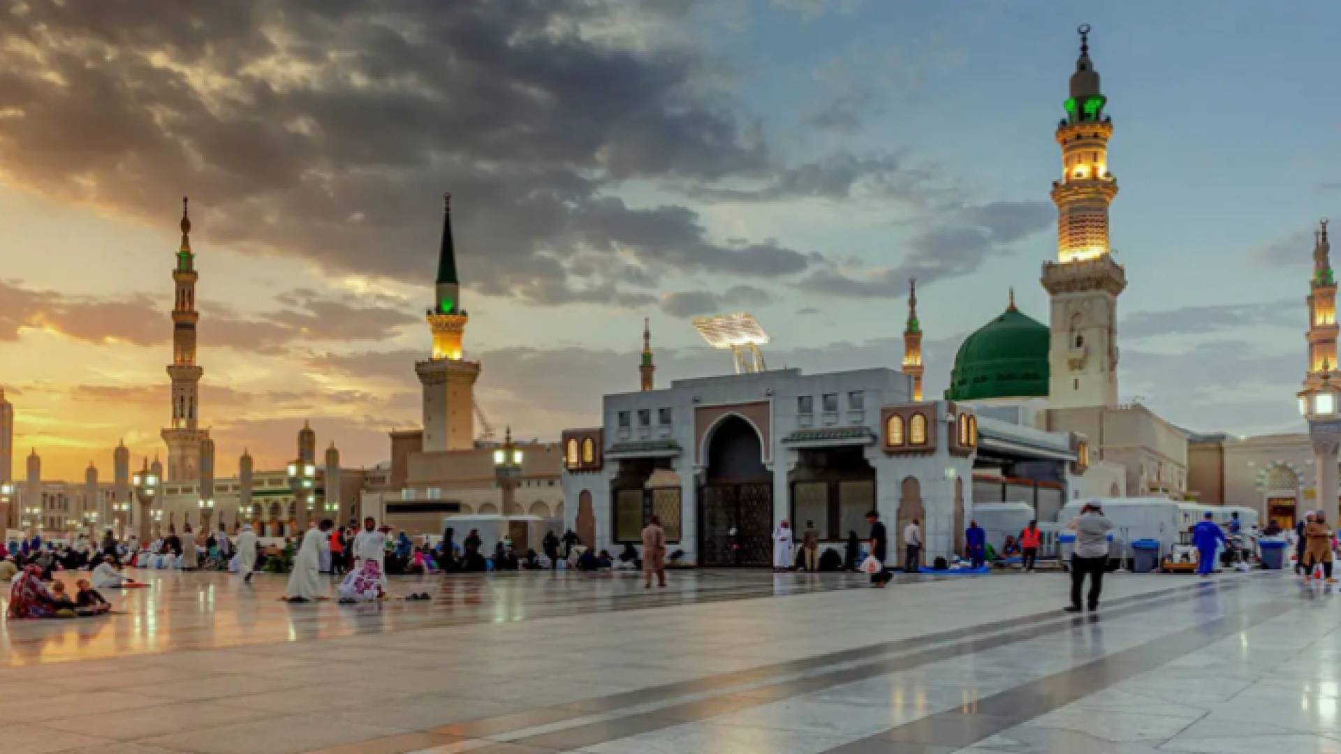 احتفالا بمولد النبي تقام المدائح النبوية والاحتفالات الإيمانية في المساجد