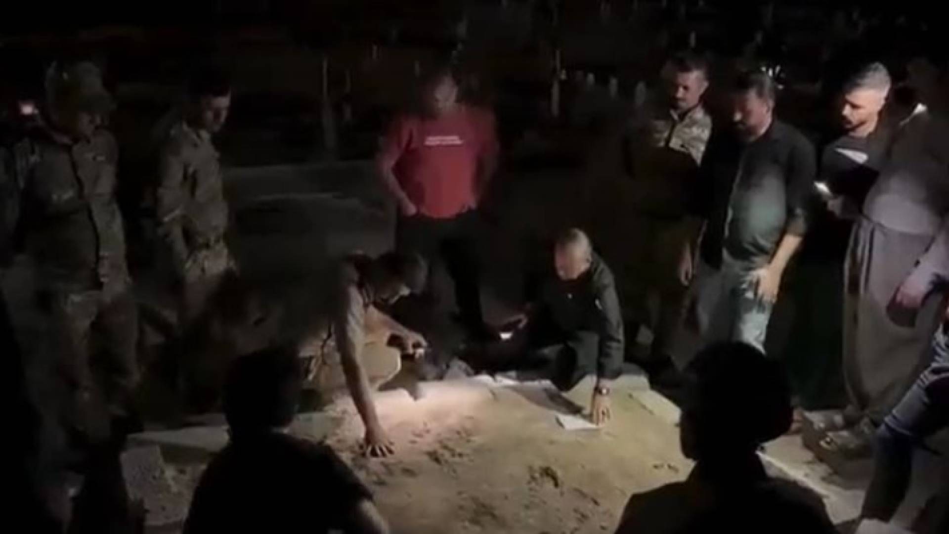 الأجهزة الأمنية تفحص القبر