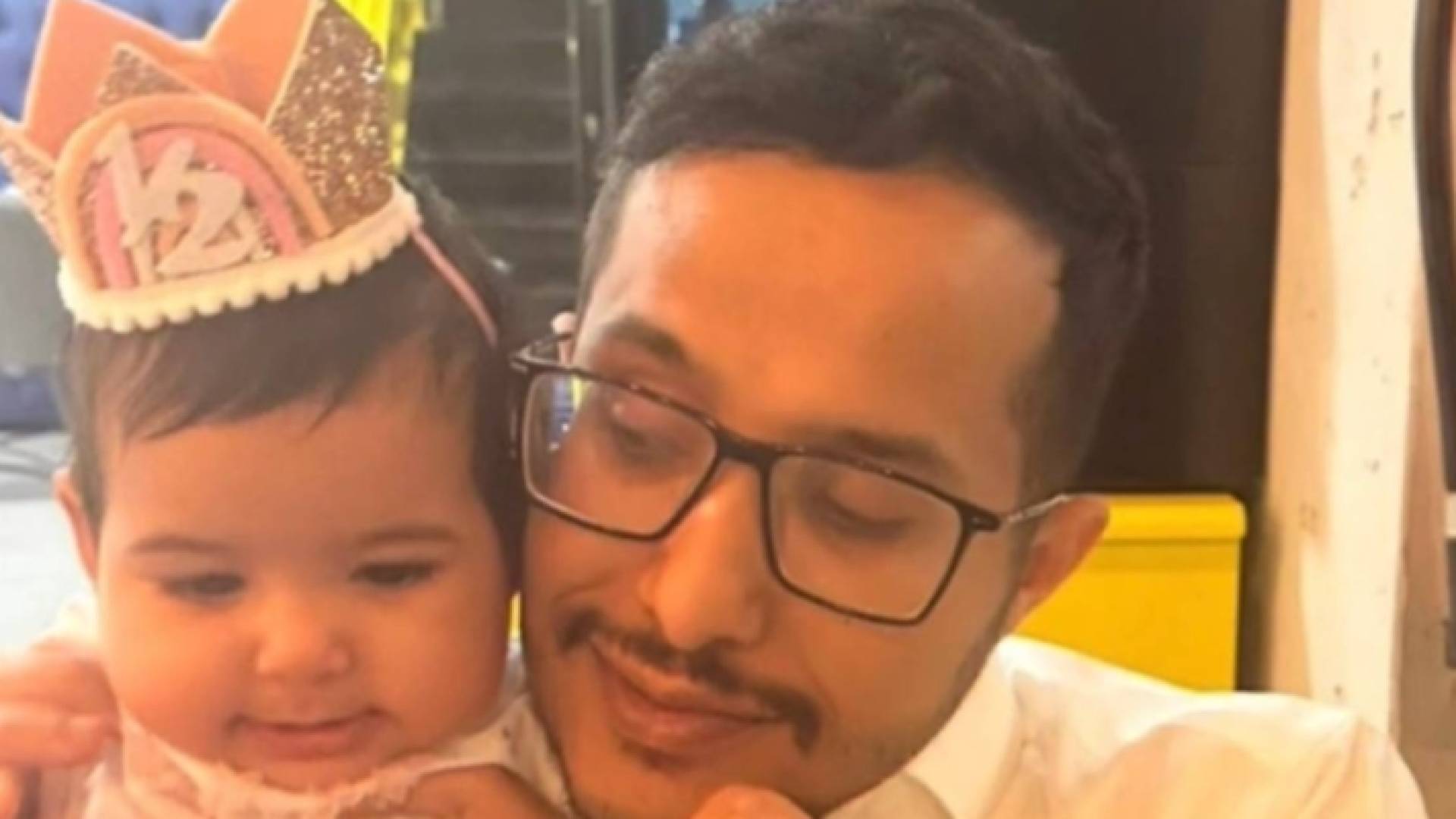 صورة اليوتيوبر السعودي إبراهيم السهيمي برفقة طفلته التي لحقت به