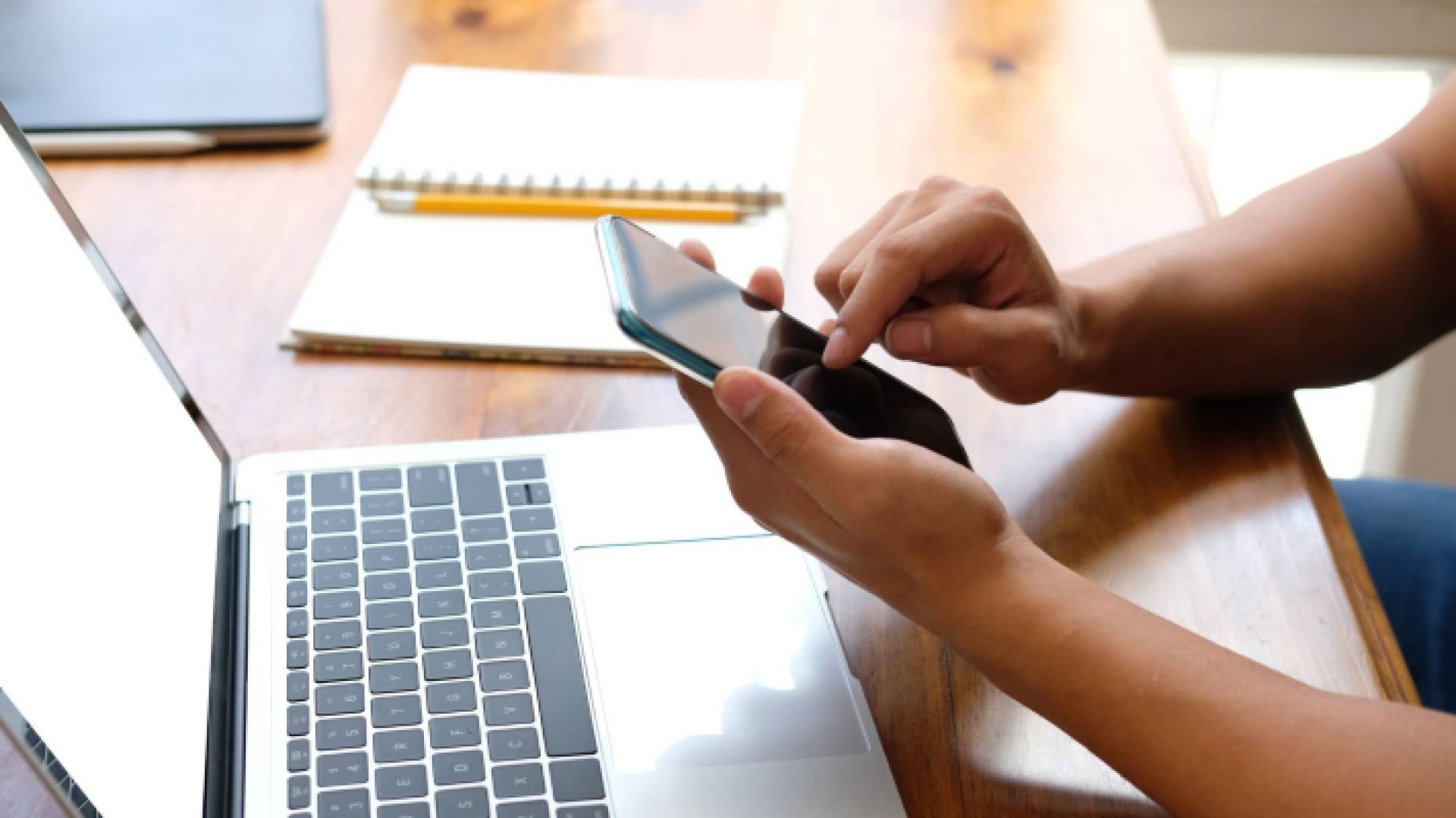 صورة تعبيرية لشخص يستخدم هاتف