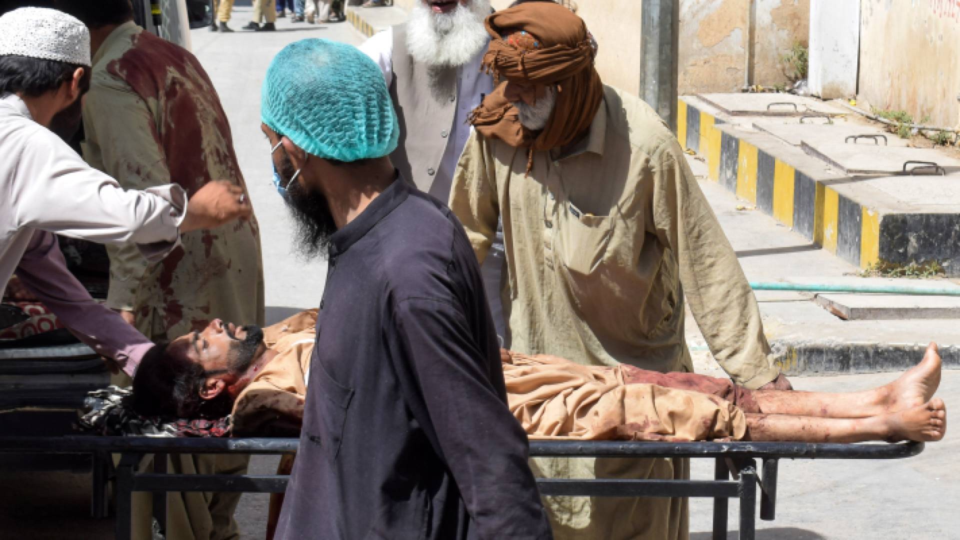 باكستانيون يسعفون أحد مصابي الانفجار